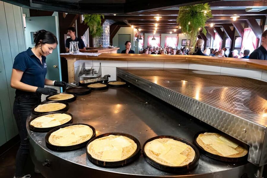 Amsterdam: Explore Zaanse Schans: Half-Day Luxury Coach Trip - Cheese tasting and the working Dutch food tradition