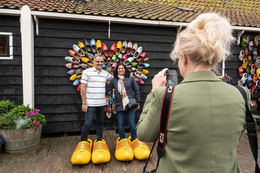 Amsterdam: Explore Zaanse Schans: Half-Day Luxury Coach Trip - Wooden clogs and a simple craft demonstration
