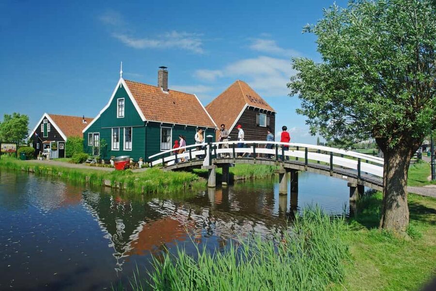 Amsterdam: Explore Zaanse Schans: Half-Day Luxury Coach Trip - What the self-guided format feels like