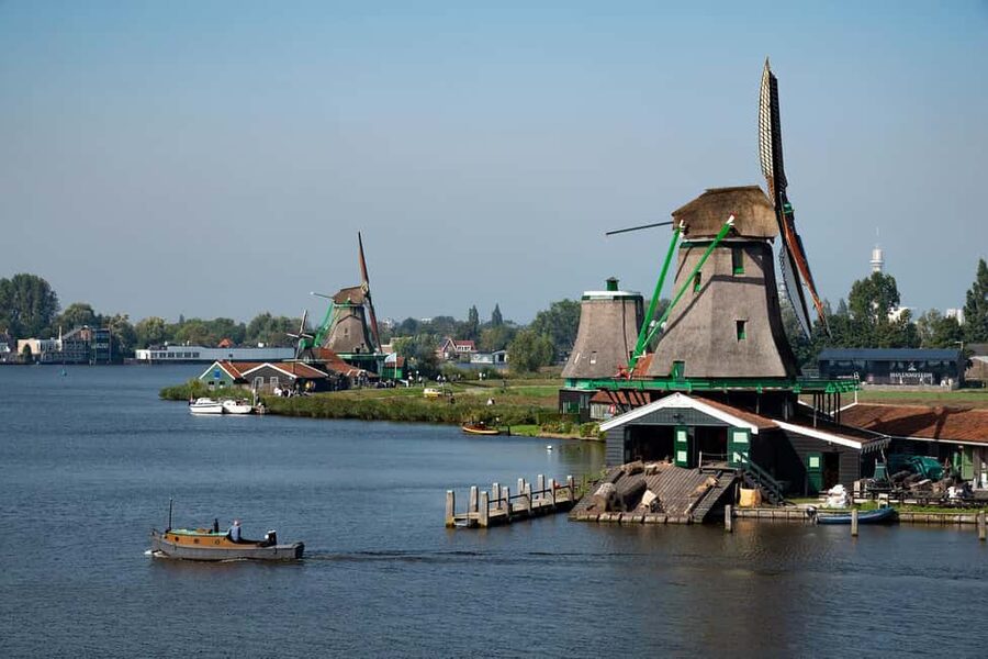 Amsterdam: Explore Zaanse Schans: Half-Day Luxury Coach Trip - Getting from Amsterdam Central Station to the coach