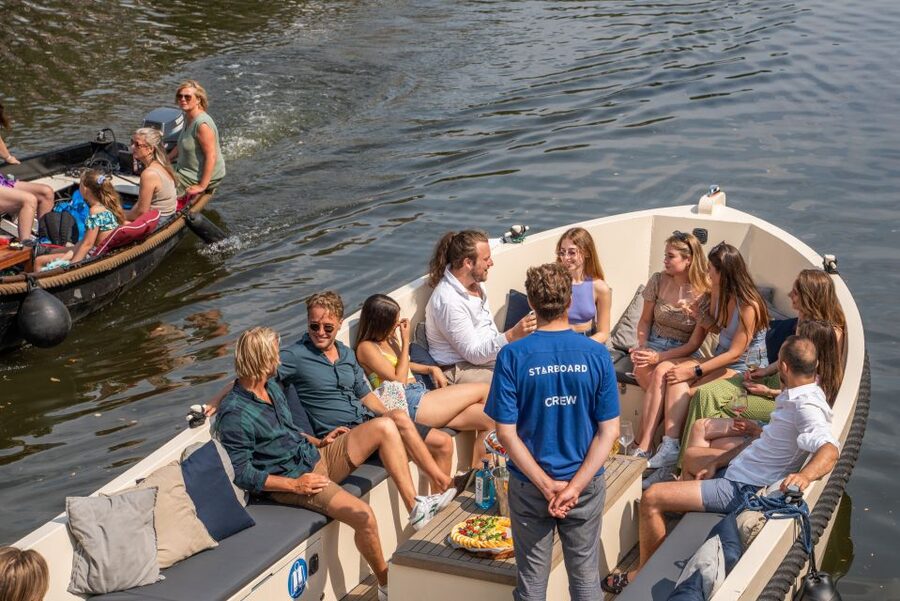 Amsterdam: German Guided Canal Cruise with on Board Bar - Why Amsterdam looks different from the water