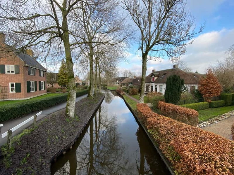 Amsterdam: Giethoorn, Afsluitdijk and Zaanse Schans Day Trip - What the guides add to the day