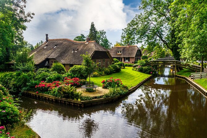 Amsterdam: Giethoorn Tour Scenic Cruise, Cheese & Free Time - The one-hour canal cruise with a Giethoorn skipper
