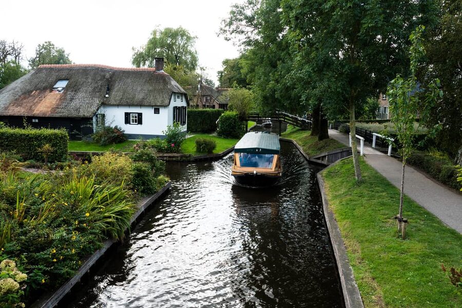 Amsterdam: Giethoorn Tour Scenic Cruise, Cheese & Free Time - Three hours to walk, eat, and take your own photos