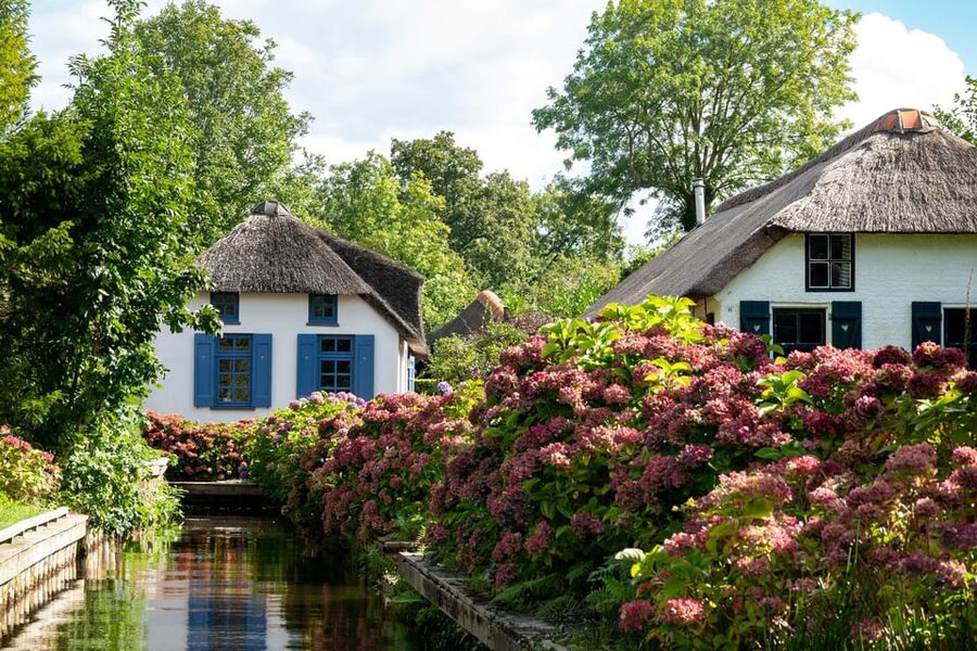 Amsterdam: Giethoorn Tour Scenic Cruise, Cheese & Free Time - Small details that make the day easier