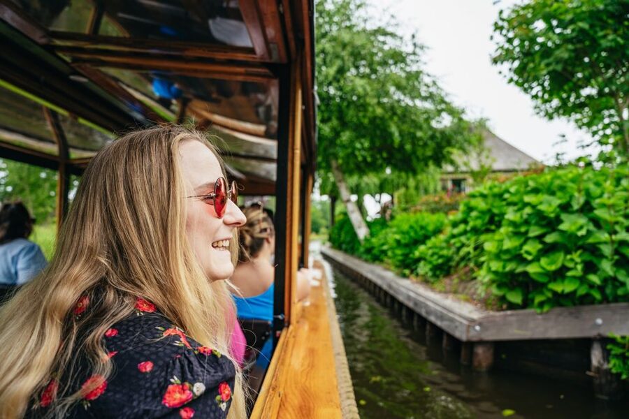 Amsterdam: Giethoorn, Volendam, and Zaanse Schans Tour - Volendam harbor: a short taste of the old fishing village