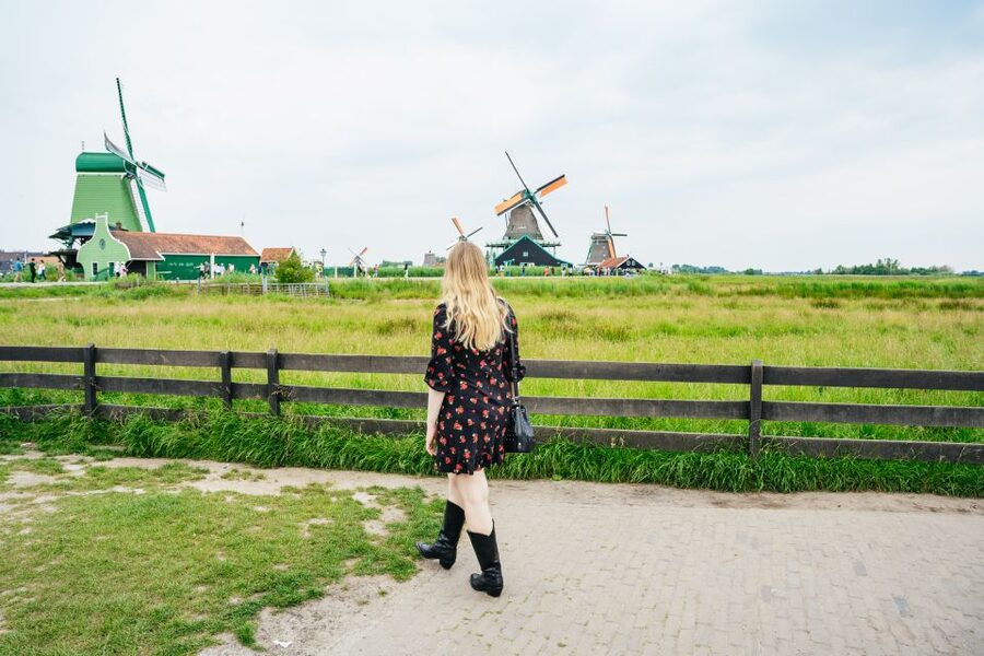 Amsterdam: Giethoorn, Volendam, and Zaanse Schans Tour - The long road to Giethoorn