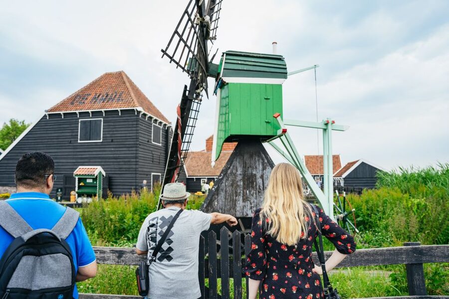 Amsterdam: Giethoorn, Volendam, and Zaanse Schans Tour - Giethoorn: canals, bridges, and thatched farmhouses