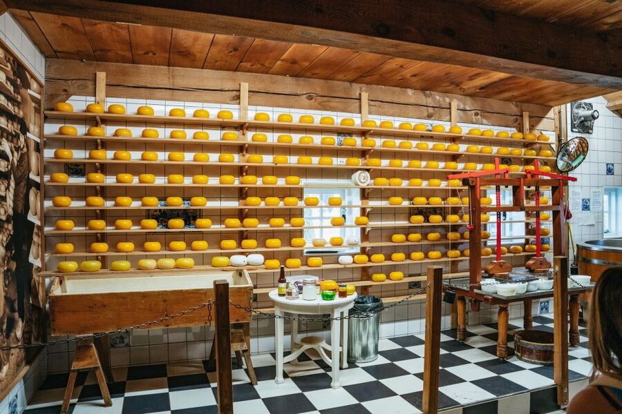 Amsterdam: Giethoorn, Volendam, and Zaanse Schans Tour - What the guides add to the day