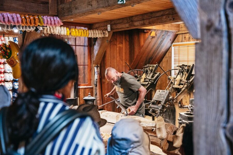Amsterdam: Giethoorn, Volendam, and Zaanse Schans Tour - Zaanse Schans: windmills, craft, and cheese in 105 minutes
