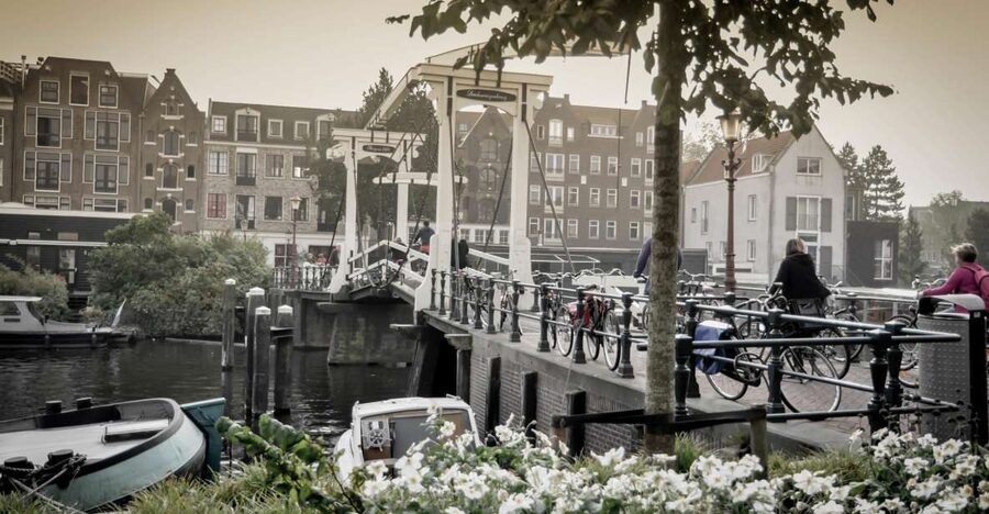 Amsterdam: Guided City Bike Tour in French - Canal architecture and the Amstel