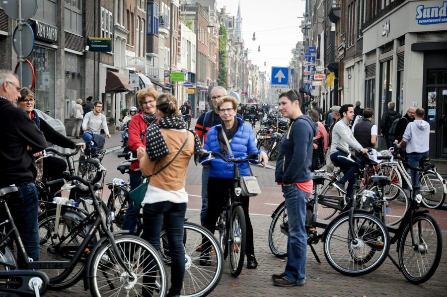 Amsterdam: Guided City Bike Tour in French - Is $41 a fair price?