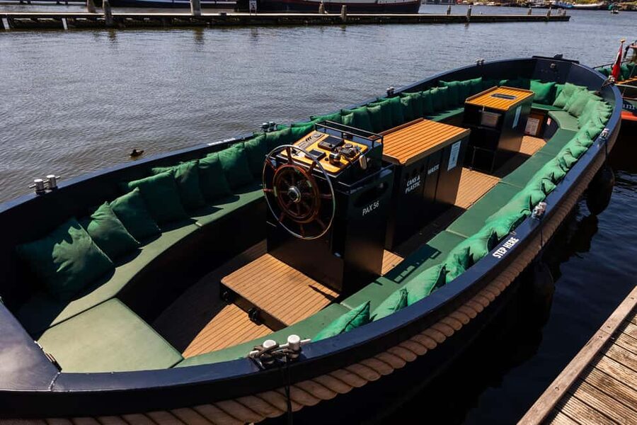 Amsterdam: Guided Open Boat Canal Cruise Including Drink - How good is the guiding?