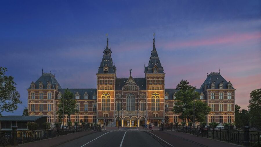 Amsterdam: Guided Rijksmuseum Tour in Spanish - Vermeer’s quiet power in The Milkmaid