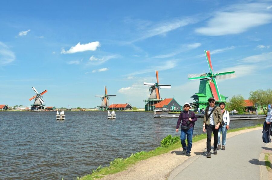 Amsterdam: Guided Zaanse Schans, Windmills & Cheese Tour - Seeing the village with a local introduction