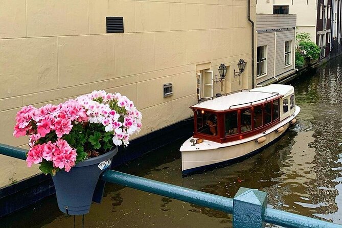 Amsterdam Highlights Canal Cruise with a Drink - What the local host adds