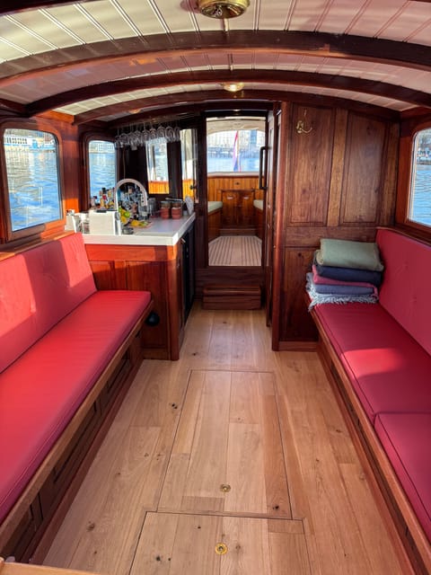 Amsterdam: Historic Boat Cruise with open bar and nibbles - Key points before you book
