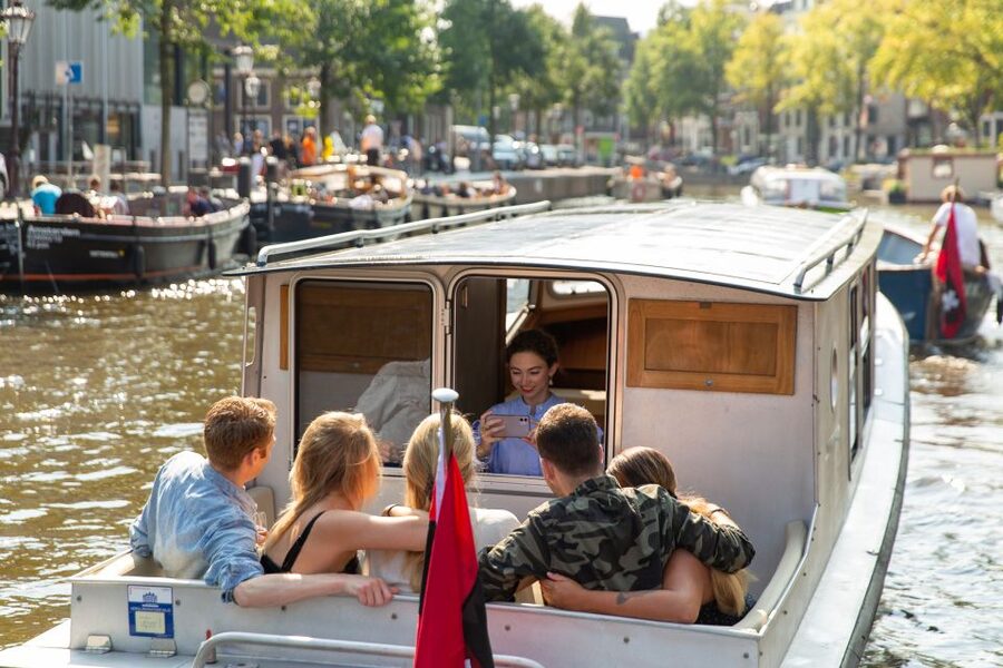Amsterdam: Historic Boat Cruise with open bar and nibbles - Why Sophie makes this cruise different