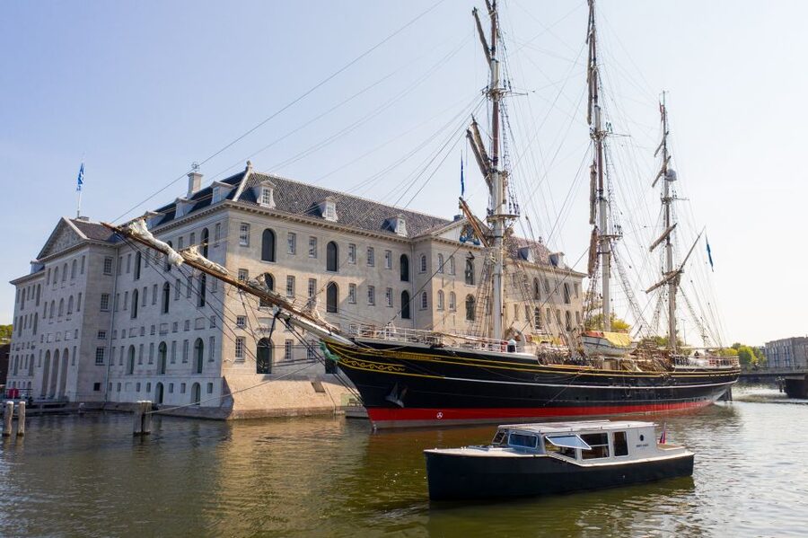 Amsterdam: Historic Boat Cruise with open bar and nibbles - Seeing Amsterdam-Centrum from the water