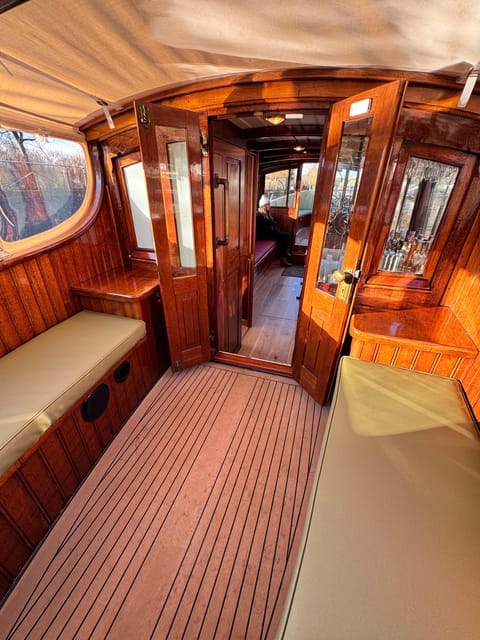 Amsterdam: Historic Boat Cruise with open bar and nibbles - The open bar and the practical comforts
