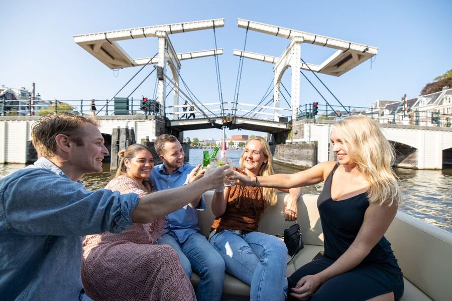Amsterdam: Historic Boat Cruise with open bar and nibbles - Who will enjoy this cruise most