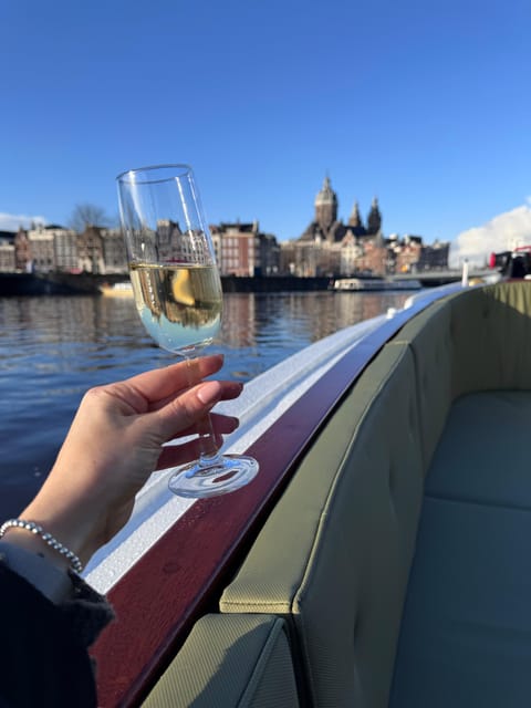 Amsterdam: Historic Boat Cruise with open bar and nibbles - Meeting Captain Bow on the Singel