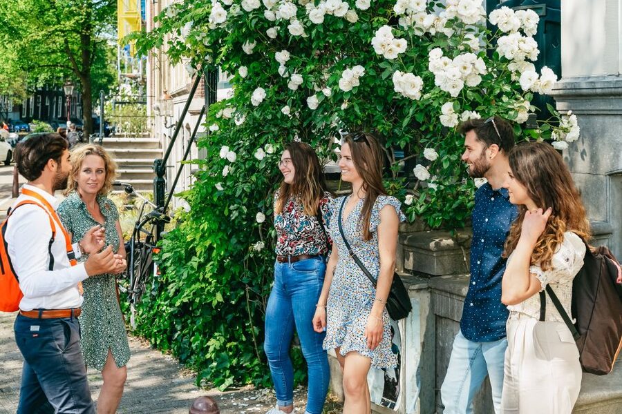 Amsterdam: Historical Highlights Walking Tour with Tasting - Medieval lanes and the city’s Golden Age