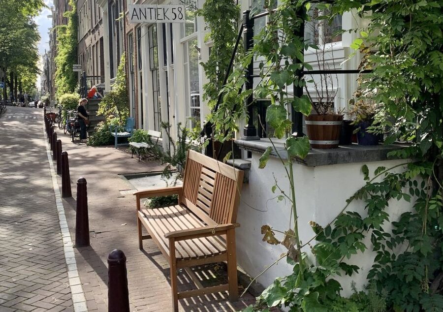 Amsterdam: Jordaan District Tour with a German guide - The hofjes: four quiet courtyards