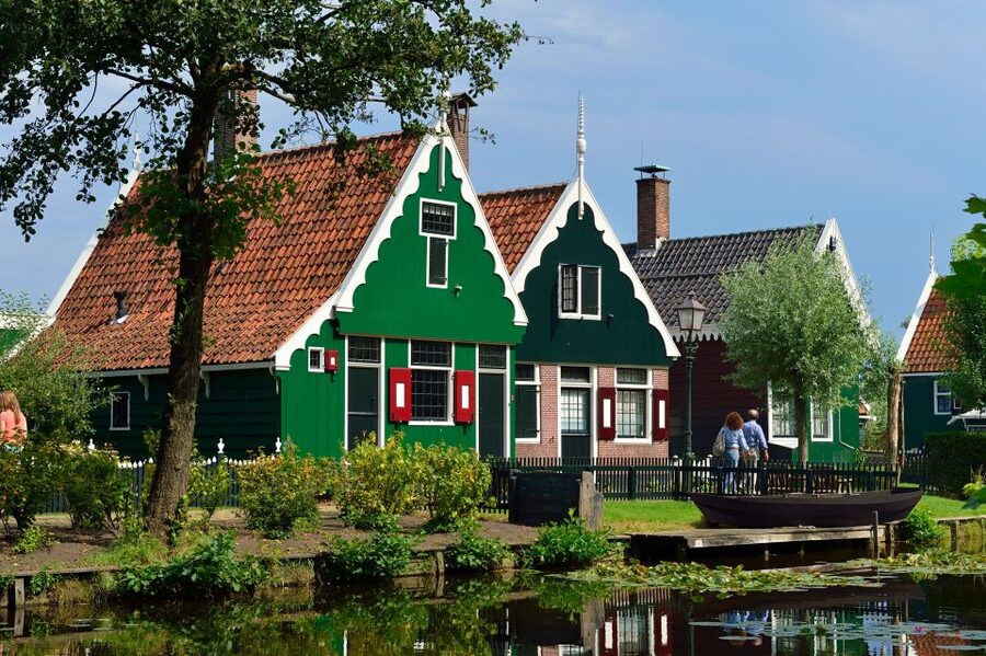 Amsterdam: Keukenhof and Zaanse Schans Live Guided Day Tour - Meeting the coach near Amsterdam Central