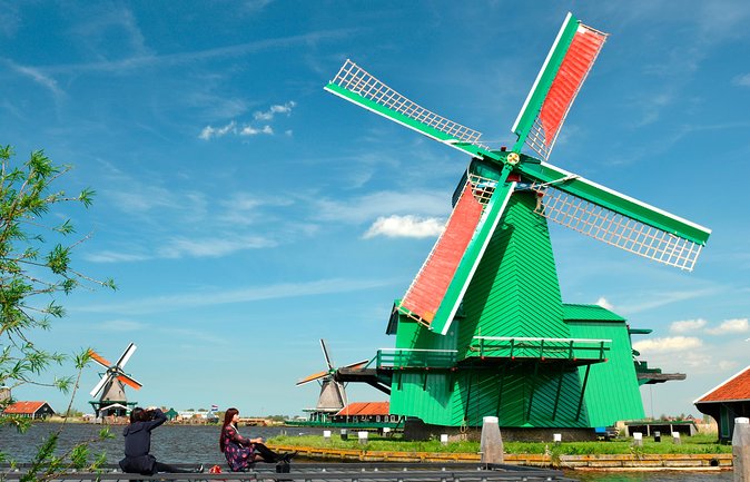 Amsterdam: Keukenhof and Zaanse Schans Windmills Guided Day Trip - Should you book the Keukenhof and Zaanse Schans day trip?