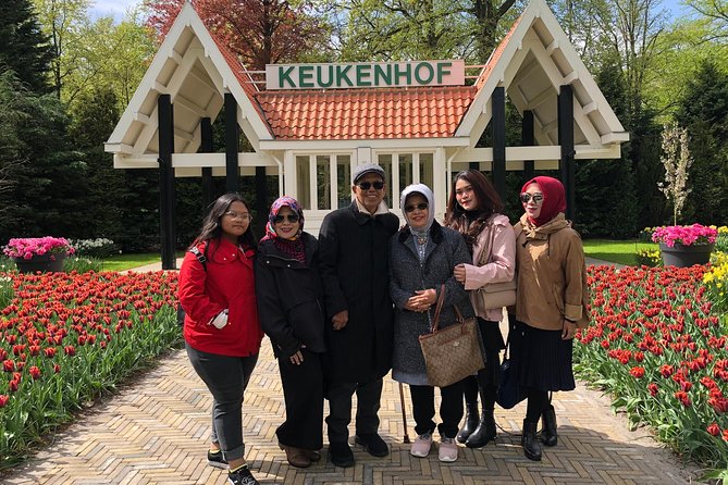 Amsterdam: Keukenhof Tulip Gardens and Giethoorn with Boat Tour - Guides can make the long rides worthwhile
