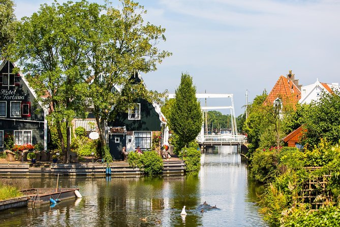 Amsterdam: Keukenhof, Zaanse Schans & Volendam Tour - The midday break and the awkward connection
