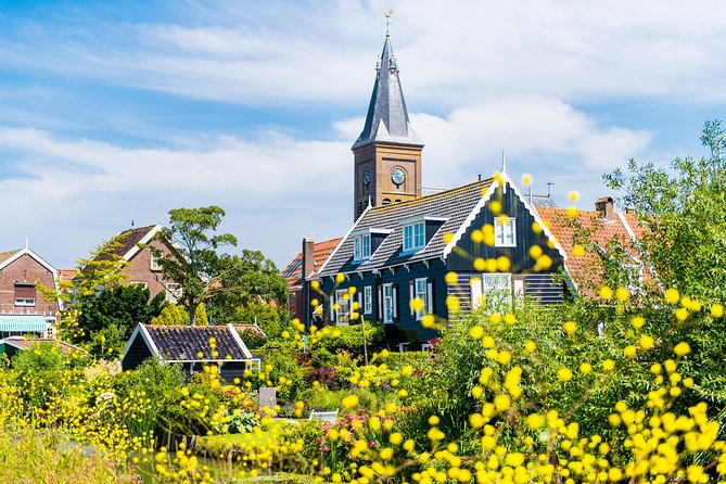 Amsterdam: Keukenhof, Zaanse Schans & Volendam Tour - Guides, buses, and the human side of the day