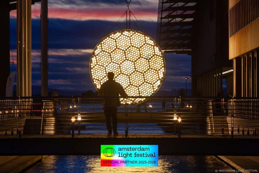 Amsterdam: Light Festival Heated Cruise with Drinks Option - Choosing the drinks and snacks option