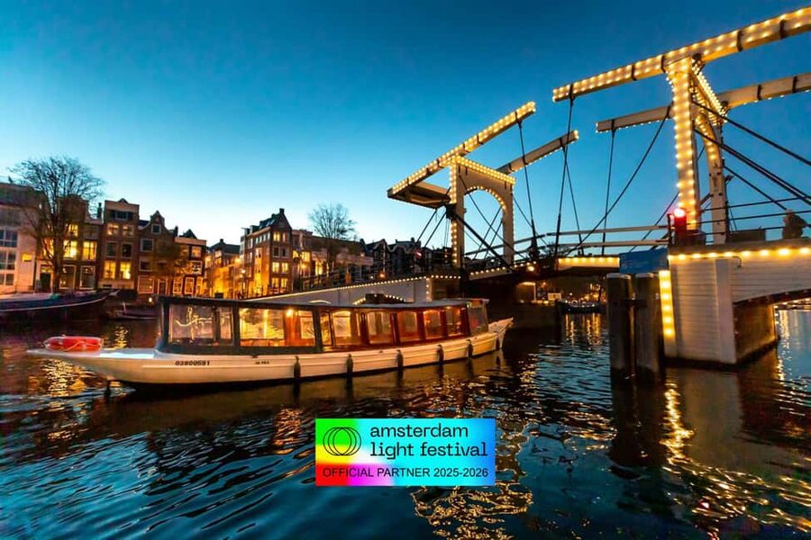 Amsterdam: Light Festival Heated Cruise with Drinks & Snacks - Waterlooplein and the Magere Brug