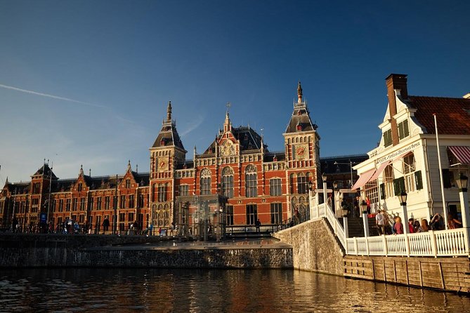 Amsterdam Light Festival: Saloon Boat Cruise + Hot Drinks & Bite - Winter weather can make or break the evening