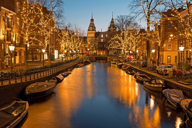 Amsterdam Light Festival Winter Walk with Stroopwafel Workshop - How much history fits into two hours