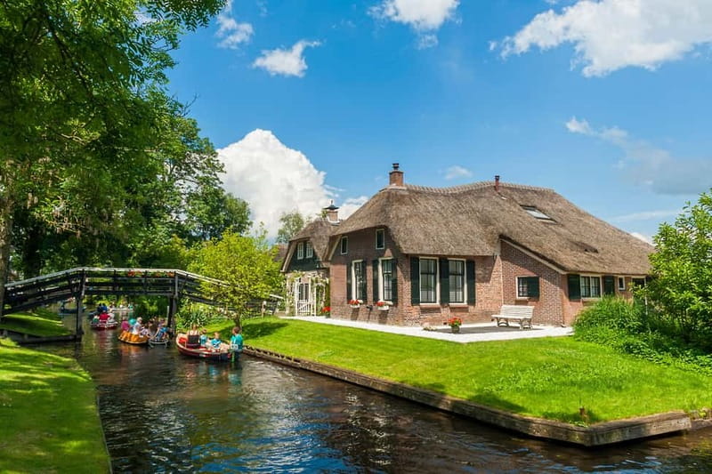 Amsterdam: Live GuideD Giethoorn Boat Tour & Cheese Platter - Key points to know before booking