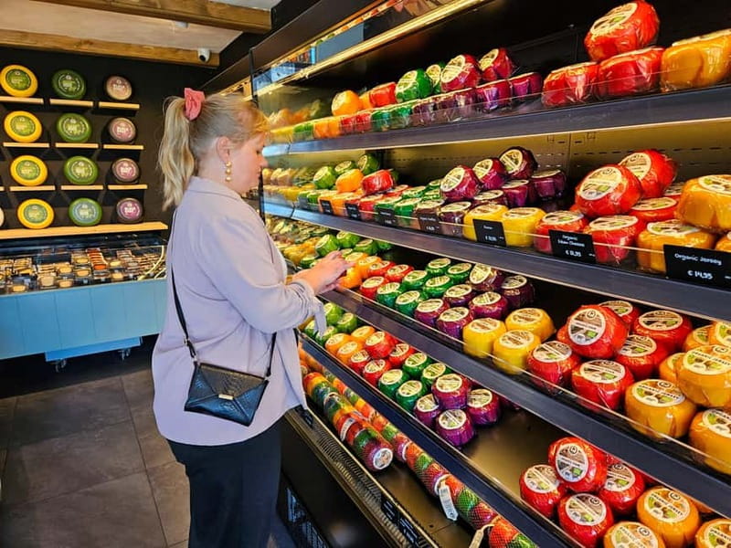 Amsterdam: Live GuideD Giethoorn Boat Tour & Cheese Platter - The guide and group experience