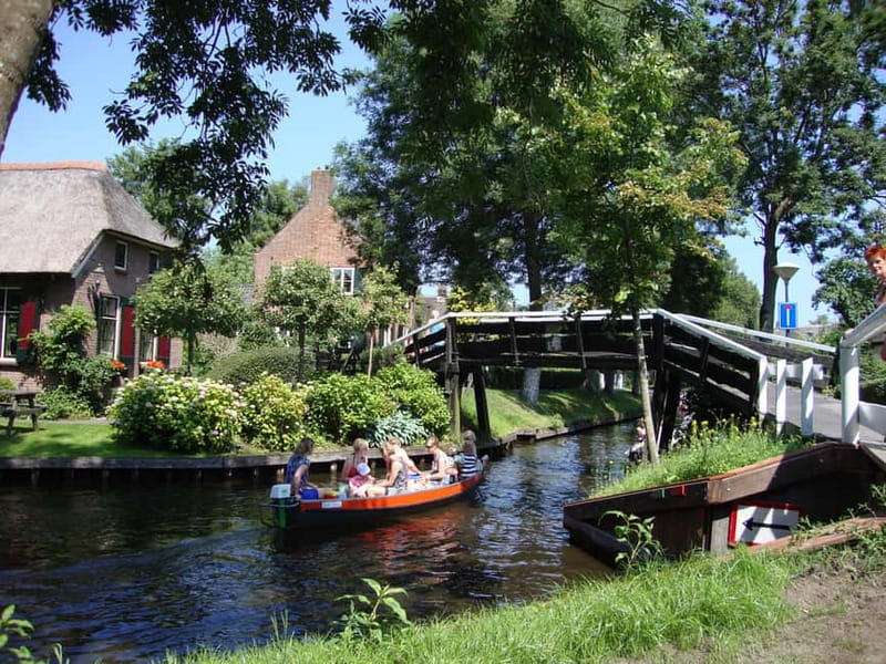 Amsterdam: Live GuideD Giethoorn Boat Tour & Cheese Platter - Who should book this Giethoorn trip