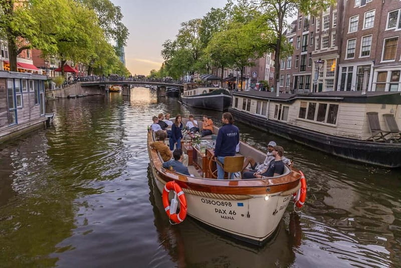 Amsterdam: Luxury Canal Cruise with Optional Snacks & Drinks - What the guides add