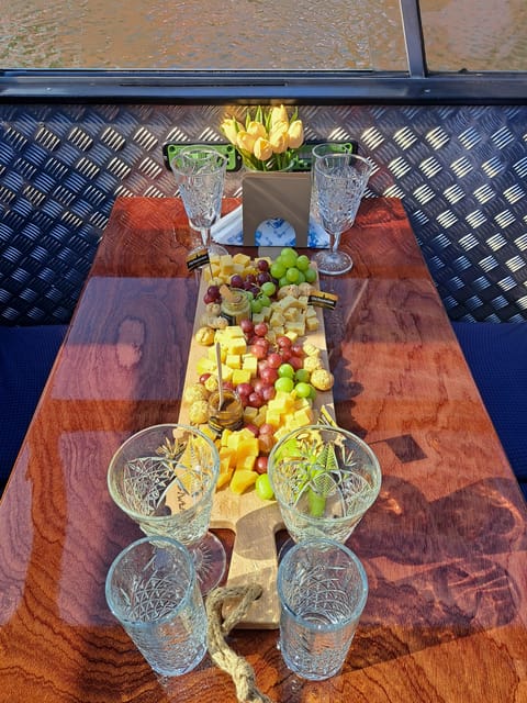 Amsterdam: Luxury Cheese & Wine Canal Cruise - Drinks included, with options beyond wine