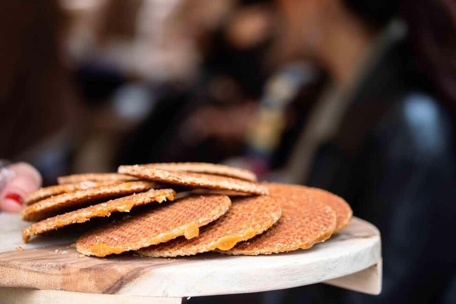 Amsterdam: Luxury Cruise Unlimited Cocktails & Snacks Option - How the guiding compares with a standard canal ride