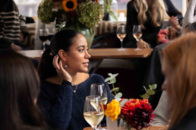 Amsterdam: Luxury Saloon Boat Cruise with Cocktails & Waffle - A gentle start beside Dam Square