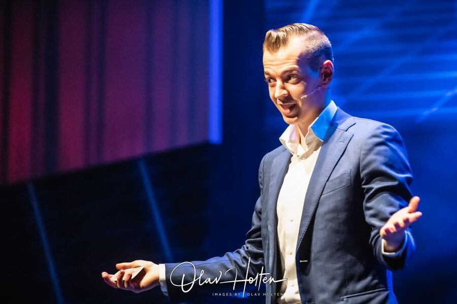 Amsterdam: Magic Show - A secretive little theater near the Jordaan