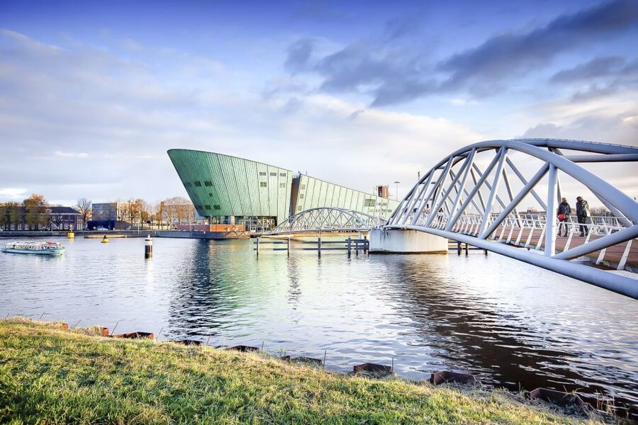Amsterdam: NEMO Science Museum Ticket - Crowds, school groups, and the best time to visit