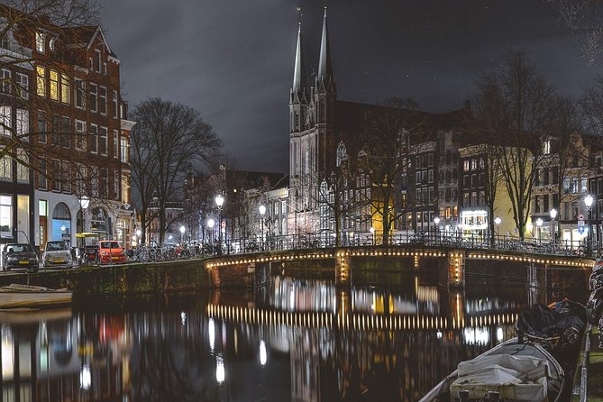 Amsterdam Night Photography Workshop with a Professional - Borrowing a tripod and bringing your own camera