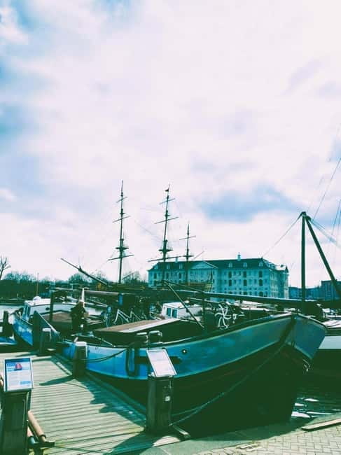 Amsterdam: Off the Beaten Path Bike Tour in French - What the included bike means for you