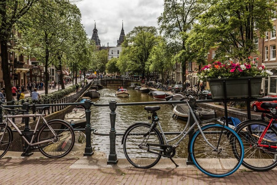 Amsterdam: Off-the-Beaten-Track Neighborhoods Private Tour - A quiet walk beside the Noordhollandsch Canal