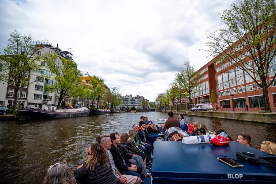 Amsterdam:Old City Canal Cruise with Live Guide and Open Bar - Why a canal cruise is the right Amsterdam introduction
